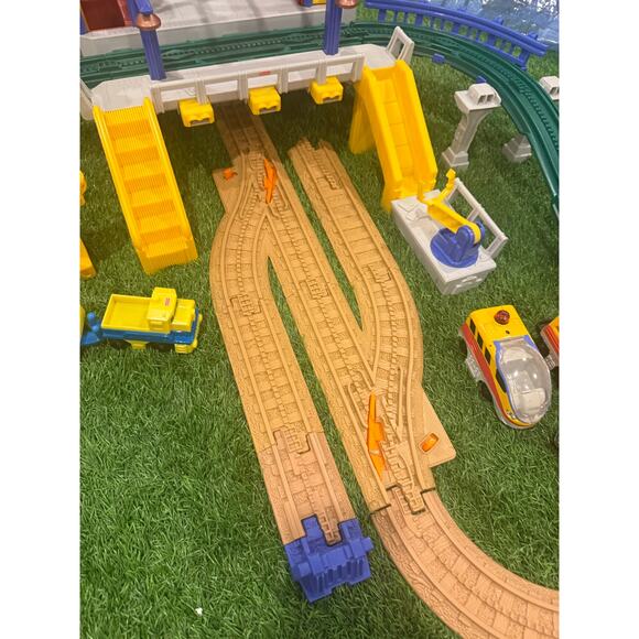 Fisher-Price GeoTrax Rail & Road System Grand Central Station Train Set L3133 - Picture 3 of 8